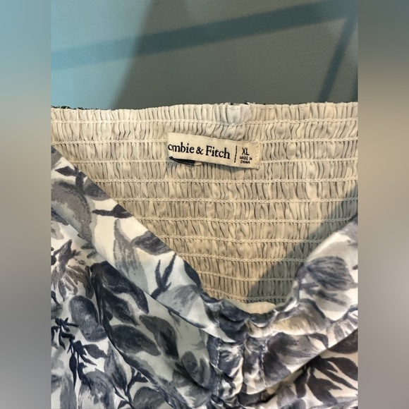 Abercrombie & Fitch Blue/Grey Floral Cinched Crop Top with Cut-out - Picture 3 of 7